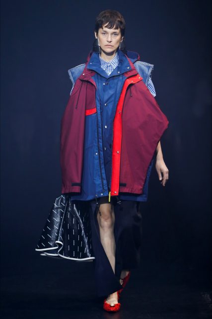 La Paris Fashion Week P/E 2018 Balenciaga abbinamento blu rosso