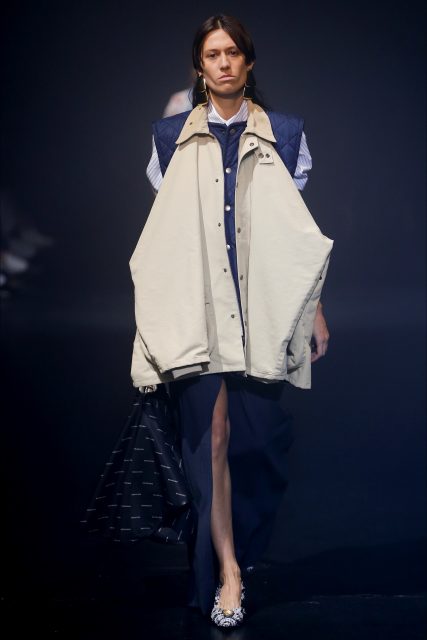 La Paris Fashion Week PE 2018 Balenciaga trench beige