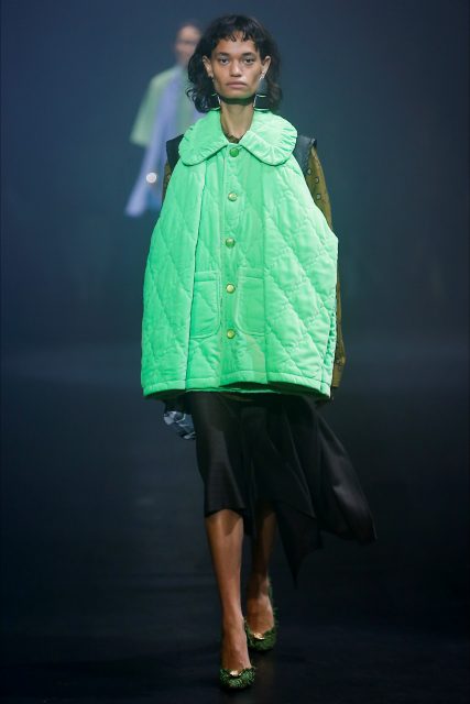 La Paris Fashion Week PE 2018 Balenciaga piumino verde