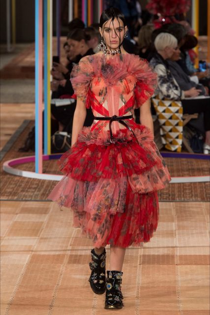 Paris Fashion Week PE 2018 Alexander McQueen abito rosso balze