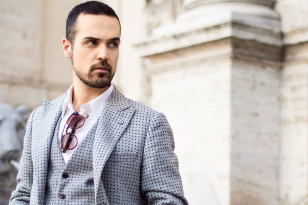 outfit da lavoro perfetto a Edoardo Alaimo piazza Barberini